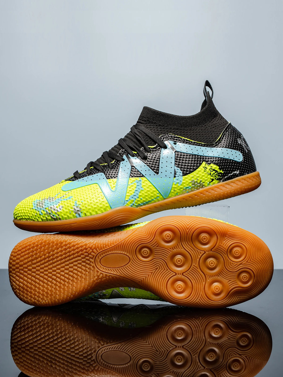 High-top Indoor Flat Soccer Shoes for Five-a-Side Training, Suitable for Both Men and Women, Featuring a Non-Slip Design.
