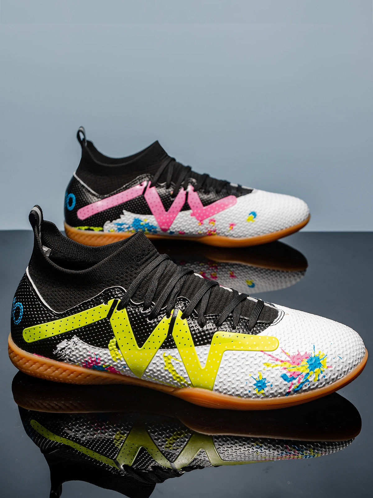 High-top Indoor Flat Soccer Shoes for Five-a-Side Training, Suitable for Both Men and Women, Featuring a Non-Slip Design.