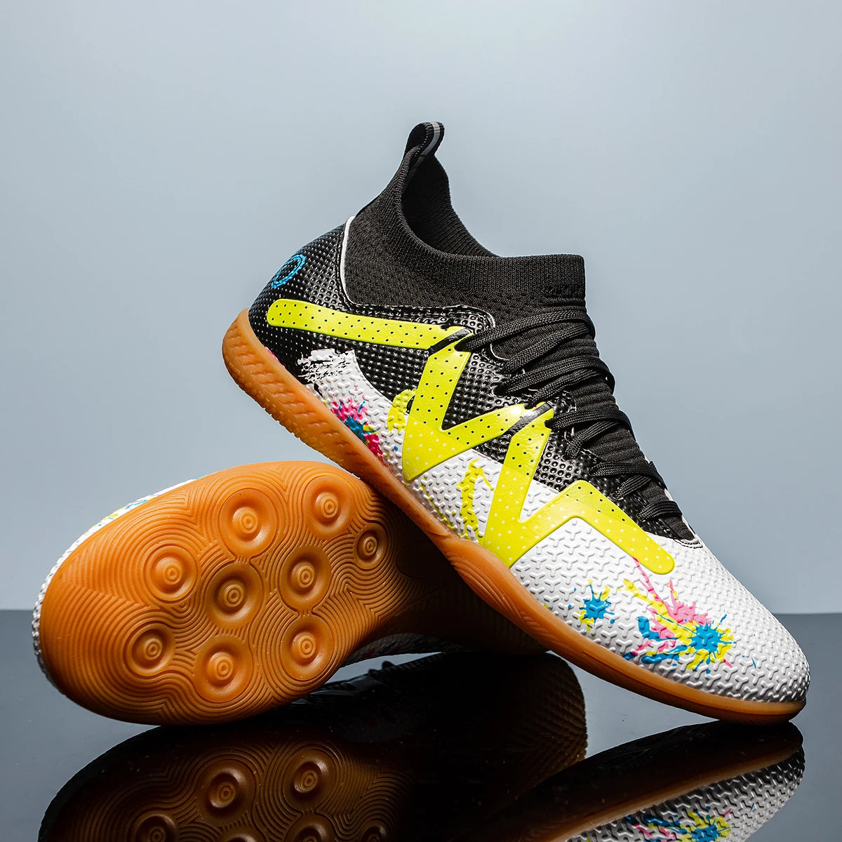 High-top Indoor Flat Soccer Shoes for Five-a-Side Training, Suitable for Both Men and Women, Featuring a Non-Slip Design.