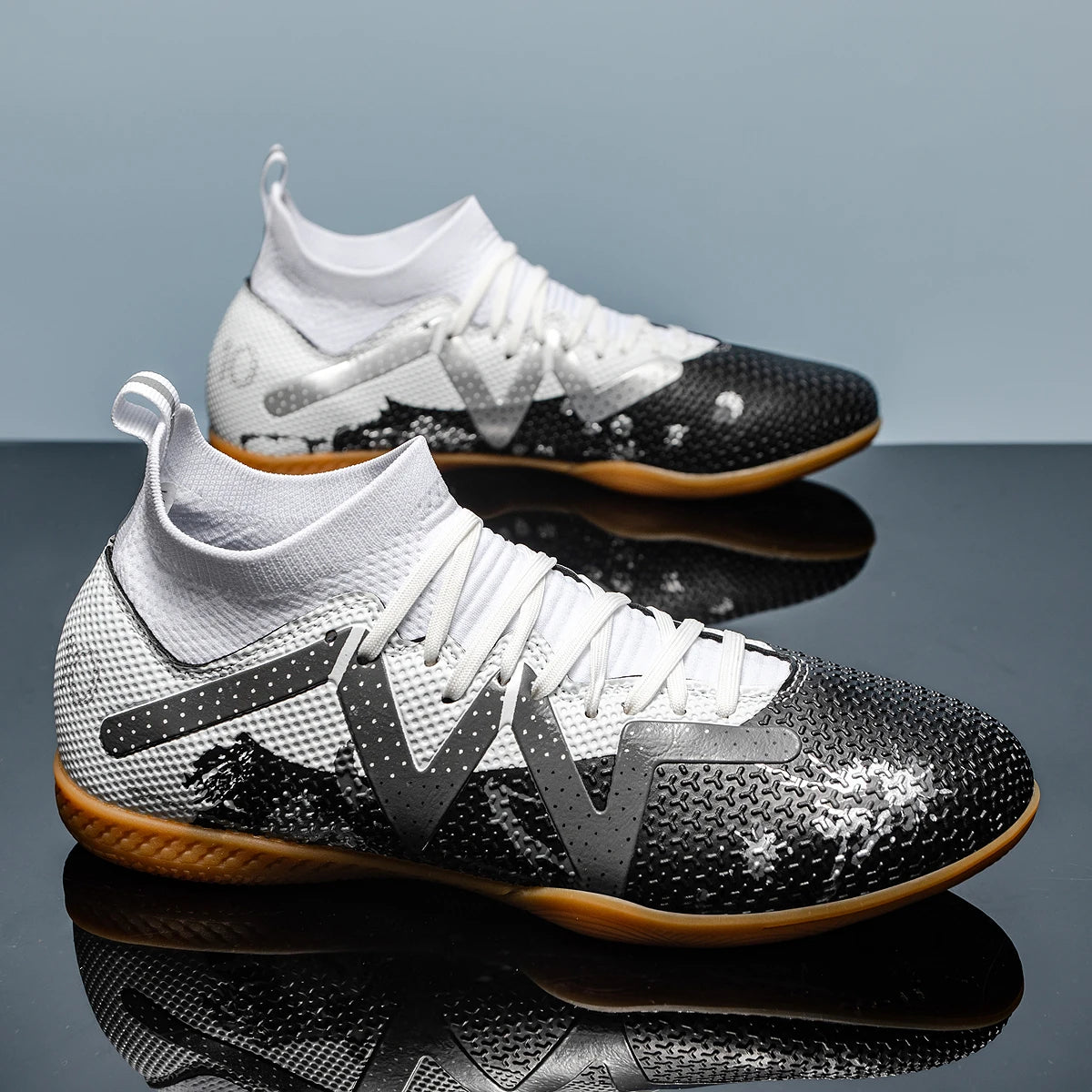 High-top Indoor Flat Soccer Shoes for Five-a-Side Training, Suitable for Both Men and Women, Featuring a Non-Slip Design.