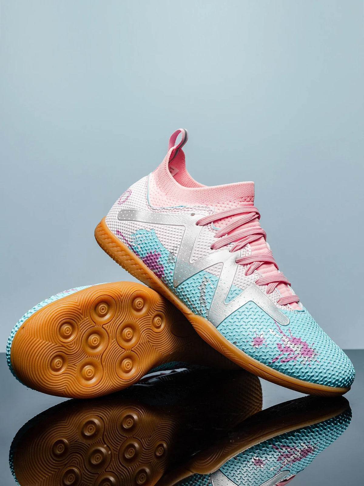 High-top Indoor Flat Soccer Shoes for Five-a-Side Training, Suitable for Both Men and Women, Featuring a Non-Slip Design.